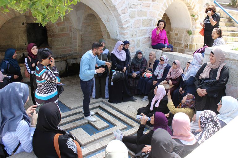 Mères et épouses de détenus et martyrs lors d'ateliers de soutien psychologique