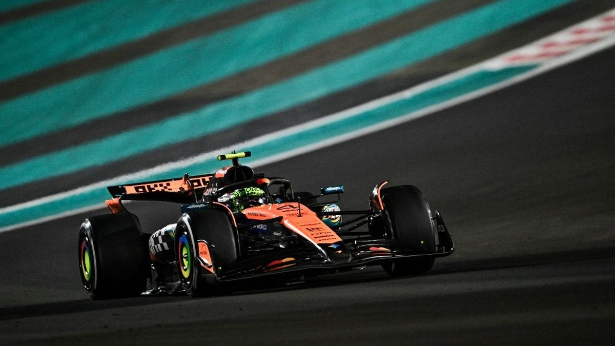 Lando Norris sur le podium après son titre F1 2025