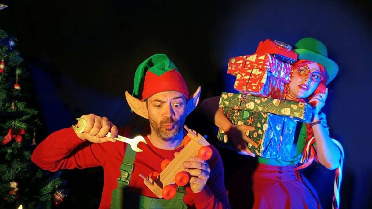 Lutins et décor féérique lors d’un spectacle de Noël
