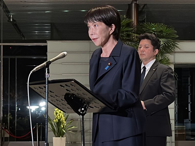La première ministre Sanae Takaichi s'exprimant après le séisme