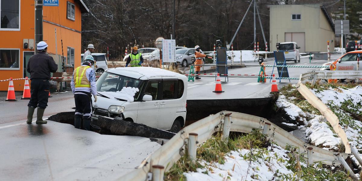 Vue des dégâts près d'Aomori après le séisme et le tsunami