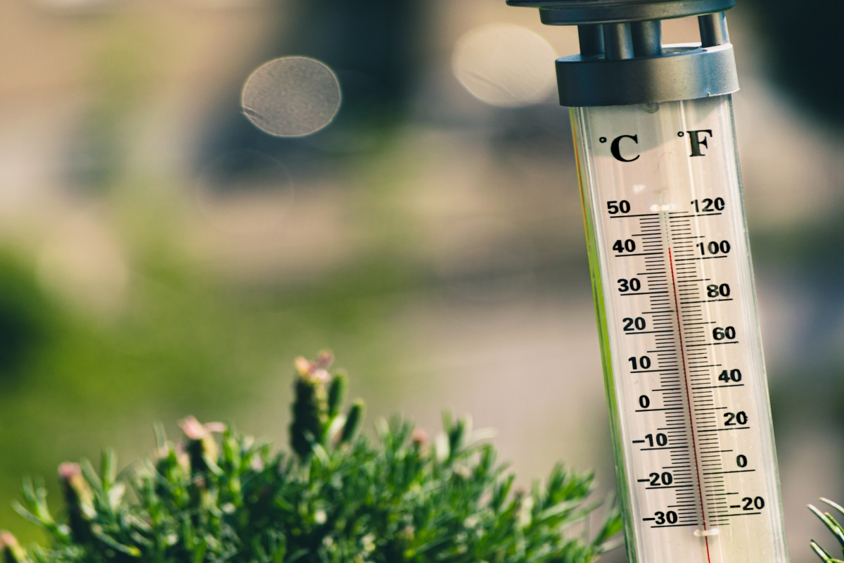 Thermomètre illustrant les températures mondiales 2025