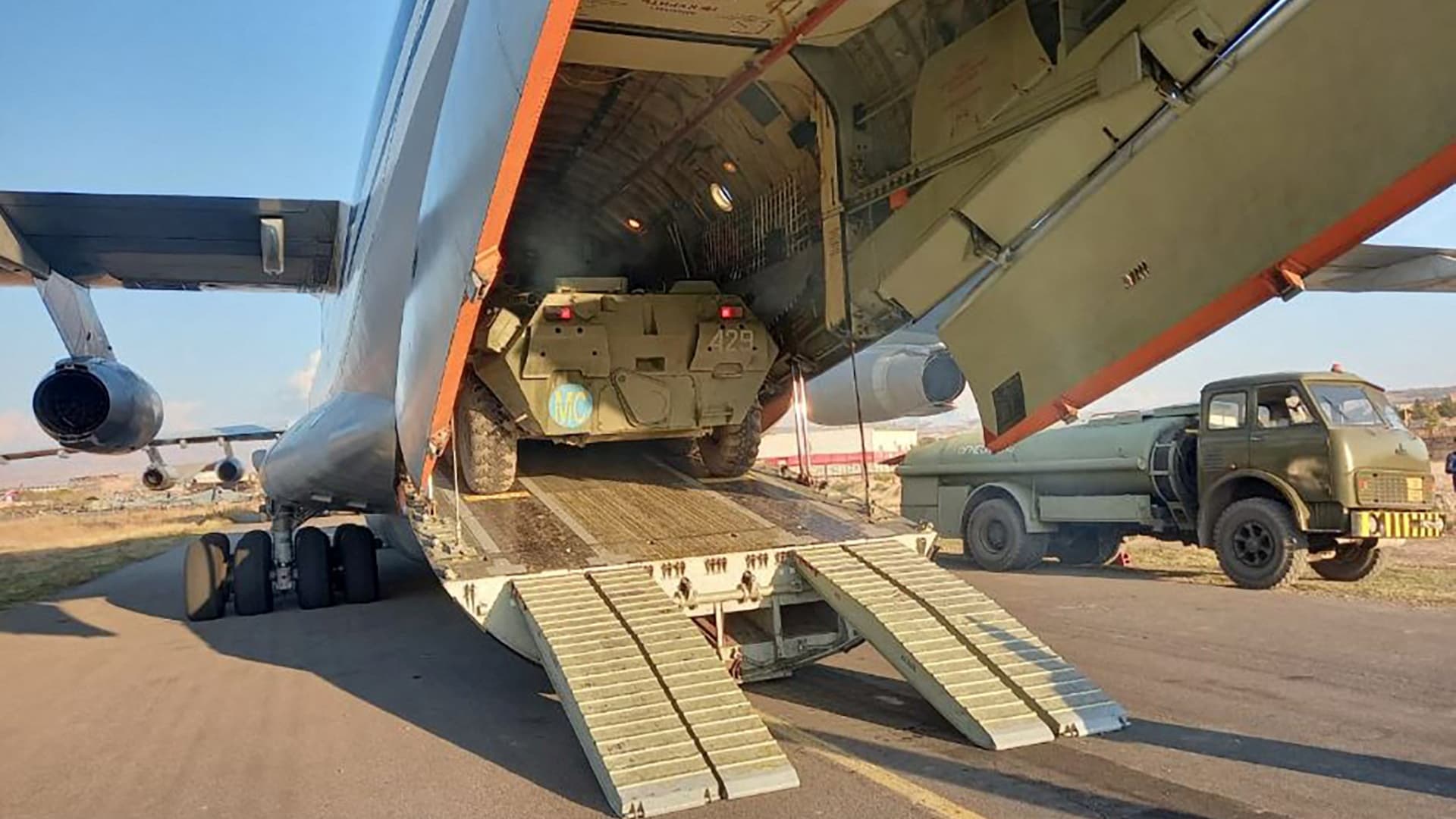 Vue d'un avion de transport militaire An-22 en Russie