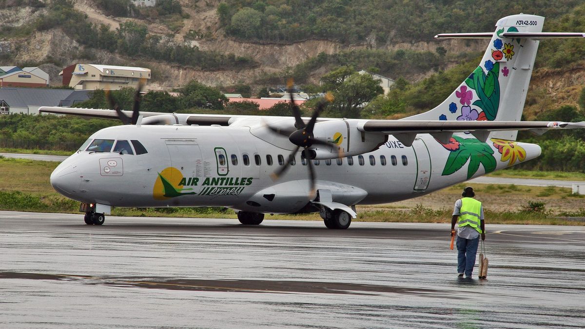 Vue aérienne d'un avion Air Antilles cloué au sol