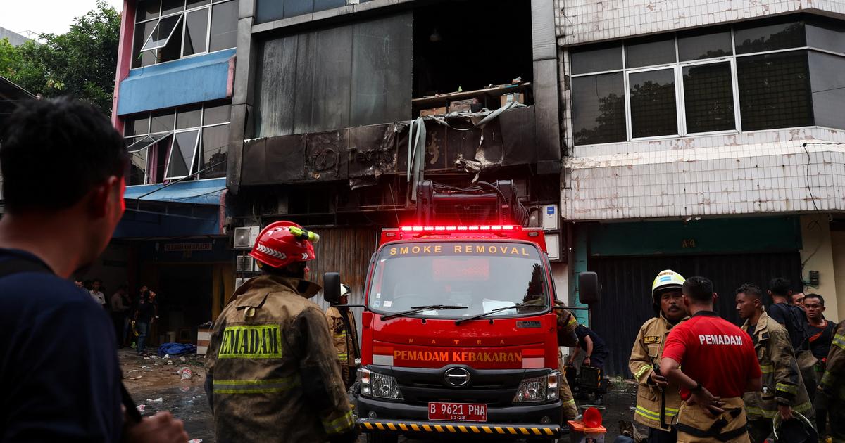 Vue générale de l'incendie dans un immeuble de bureaux à Jakarta