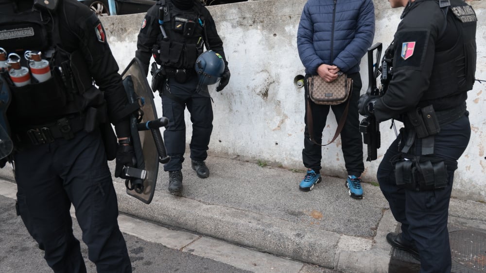 Des policiers déployés lors d'une opération anti-narcotrafic à Marseille