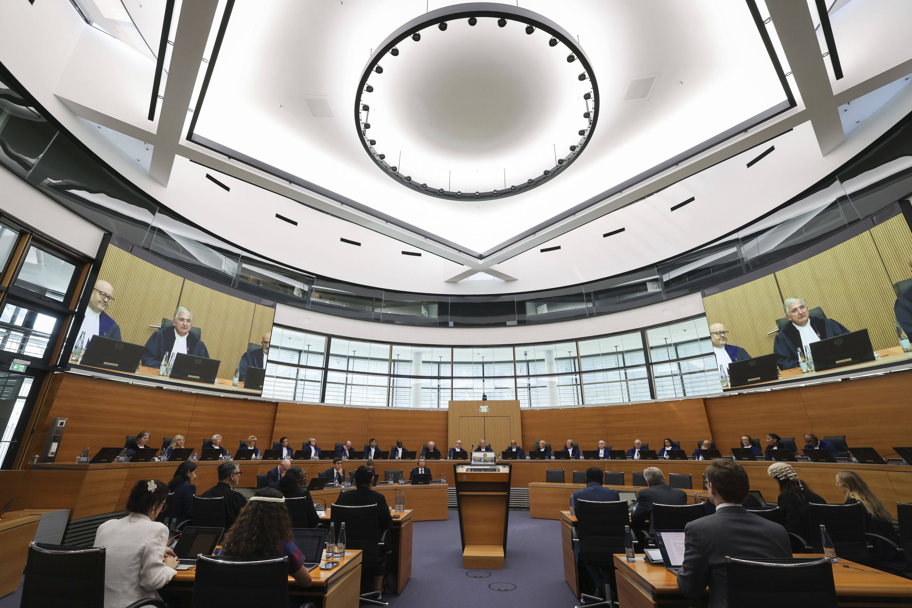 Suspects en salle d'audience à Francfort