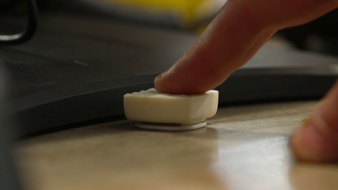 Buraliste utilisant le bouton d'alerte au comptoir