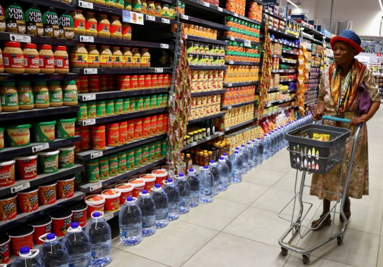 Une femme fait ses achats dans un magasin Pick n Pay à Soweto, Afrique du Sud, mars 2024