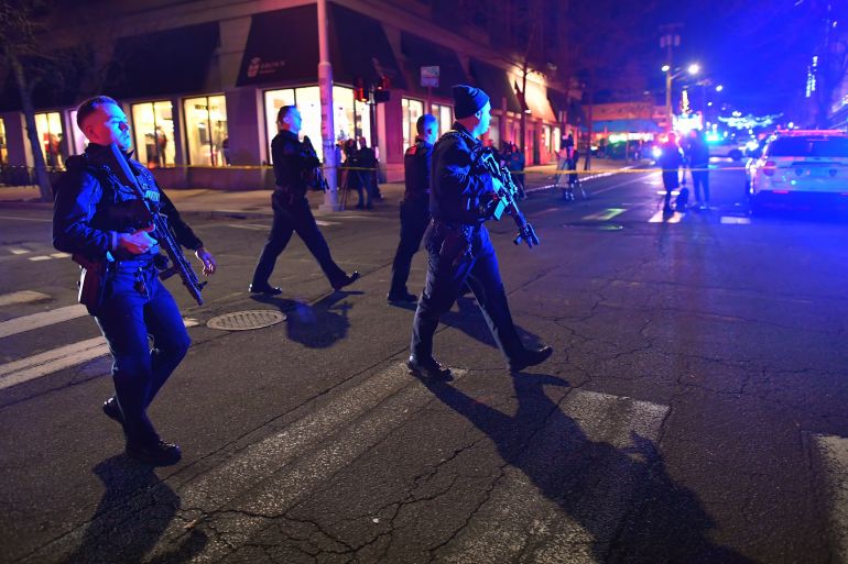 Forces de l'ordre armées patrouillant un quartier près de l'université Brown à Providence