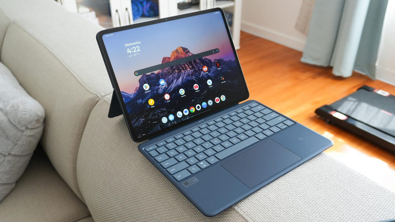 La tablette OnePlus Pad 3 présentée avec son clavier et son stylet