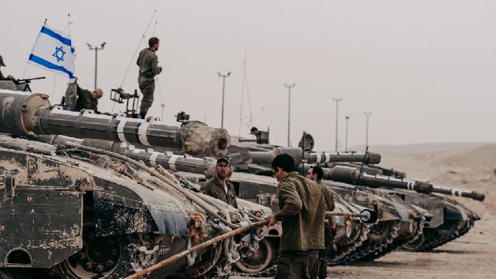 Troupes militaires dans une zone de conflit urbain