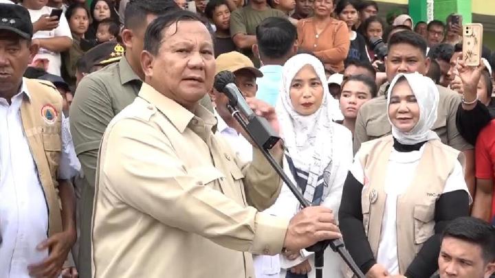 Le président Prabowo visite un centre de réfugiés à Sumatra après les inondations