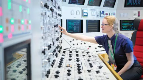 Opératrice dans la salle de contrôle d'une centrale nucléaire
