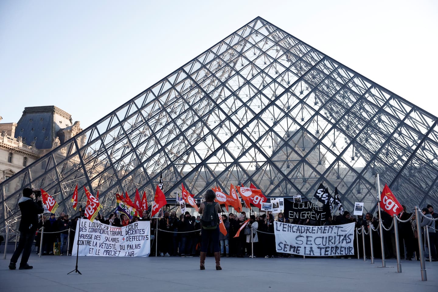 Panneau et visiteurs devant le Louvre lors d’un vote de grève