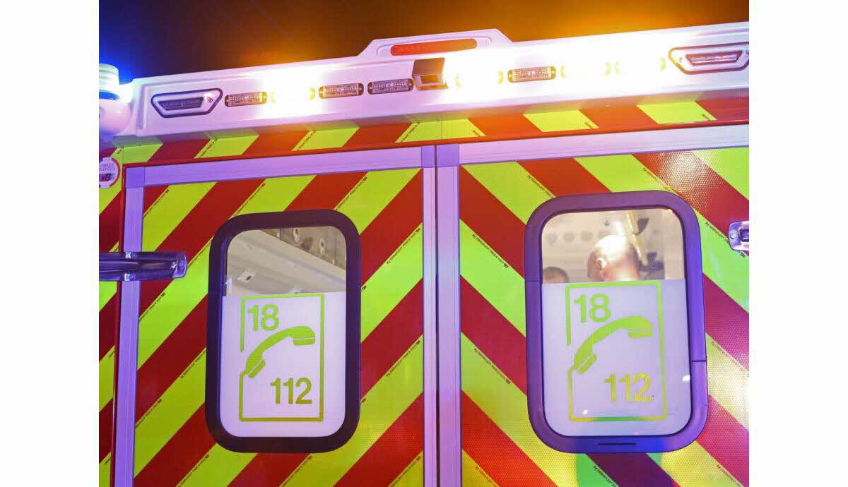 Vue générale des secours sur un accident impliquant trottinette et camionnette