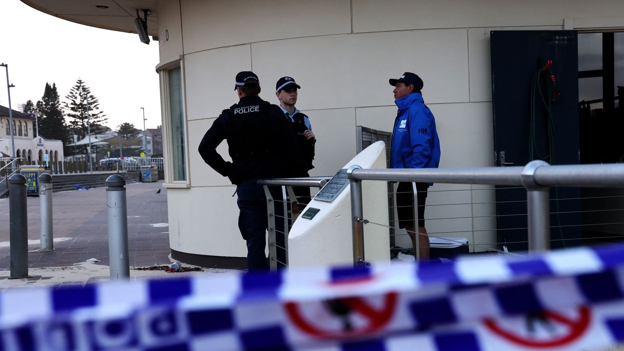 Vue d'une intervention policière à Bondi Beach, Sydney