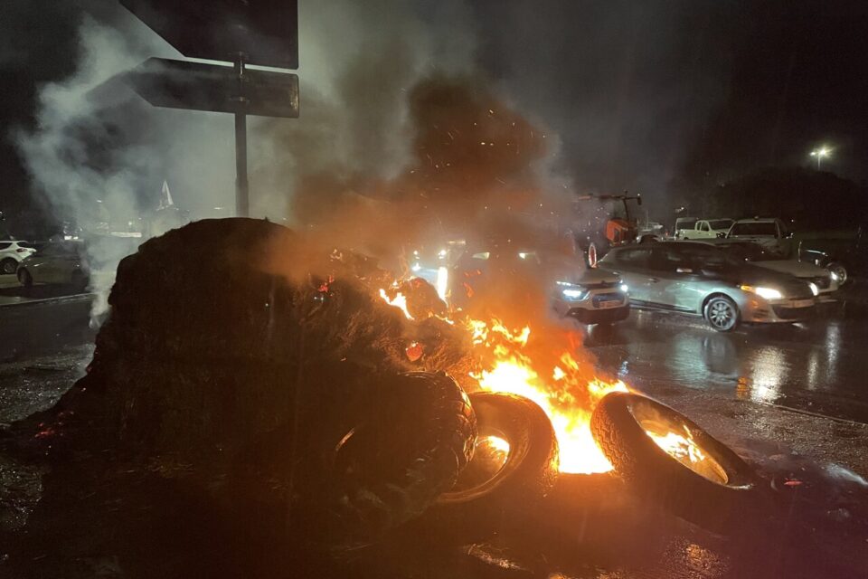 Les agriculteurs bloquent le péage de Nîmes Ouest