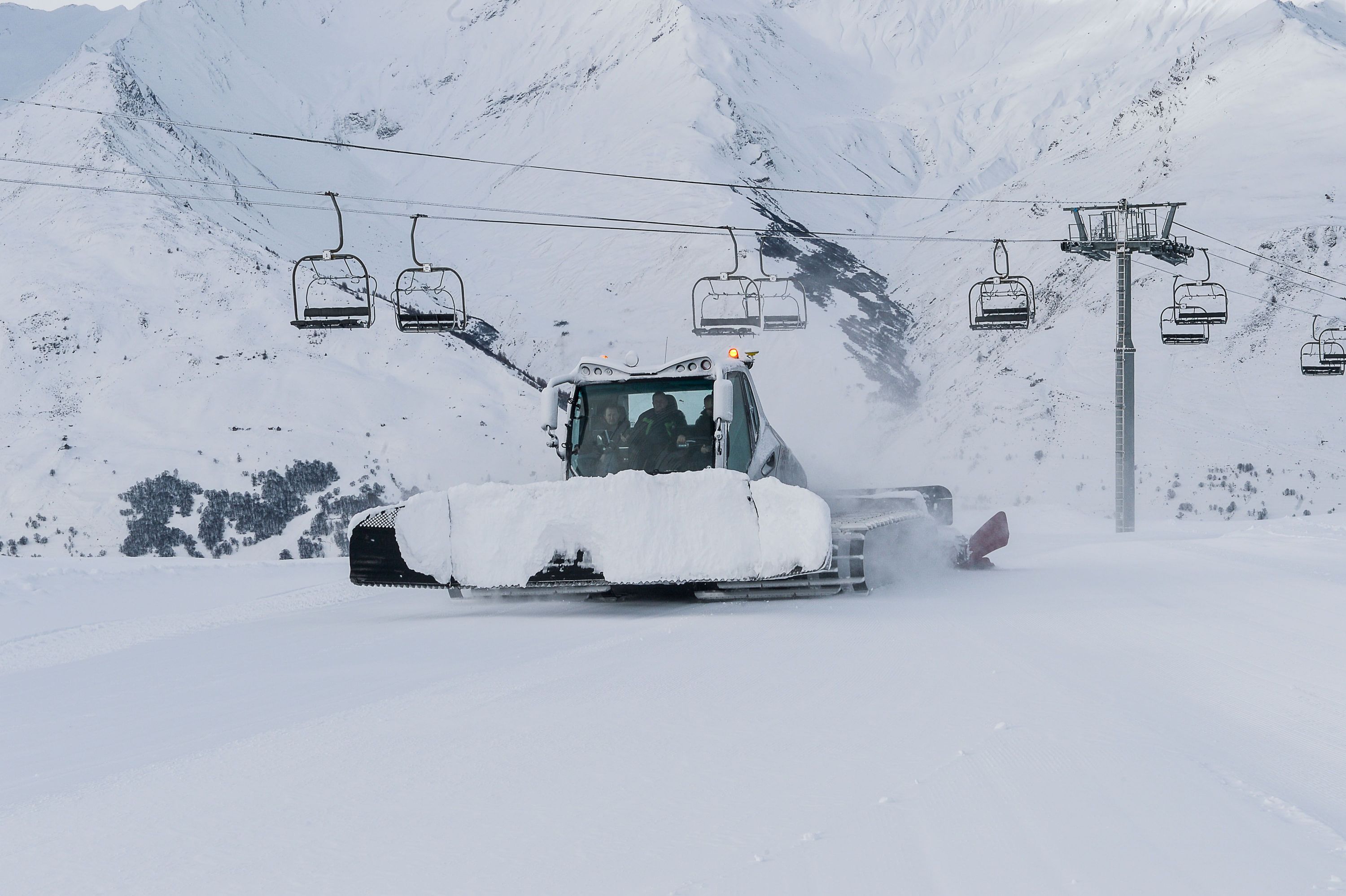 Randonneur sous le câble d’une dameuse à Val Thorens