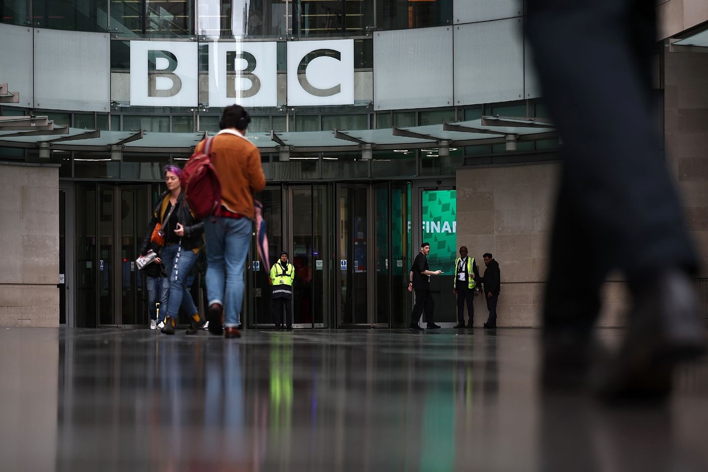 Trump devant l'entrée du bâtiment de la BBC à Londres