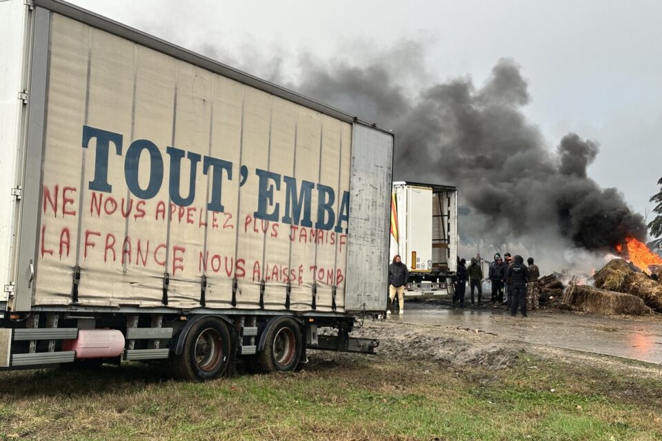 Agriculteurs mobilisés au péage de Gallargues-le-Montueux