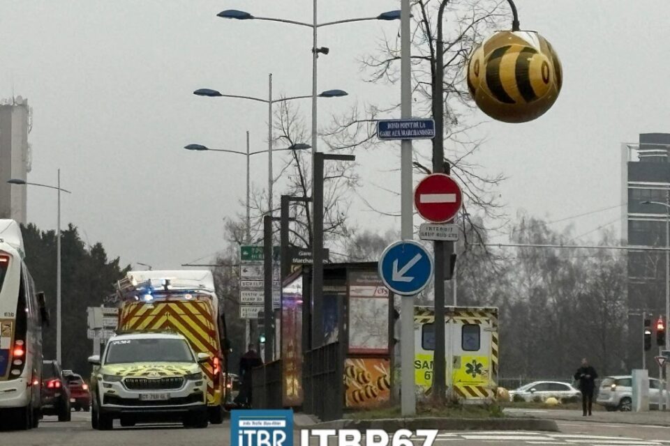 Secours intervenant dans un bus à Strasbourg pour une victime d’un malaise