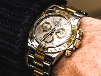 Le bras du conducteur pendait par sa vitre ouverte…