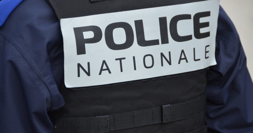 Agent de police lors d'une interpellation à Marseille