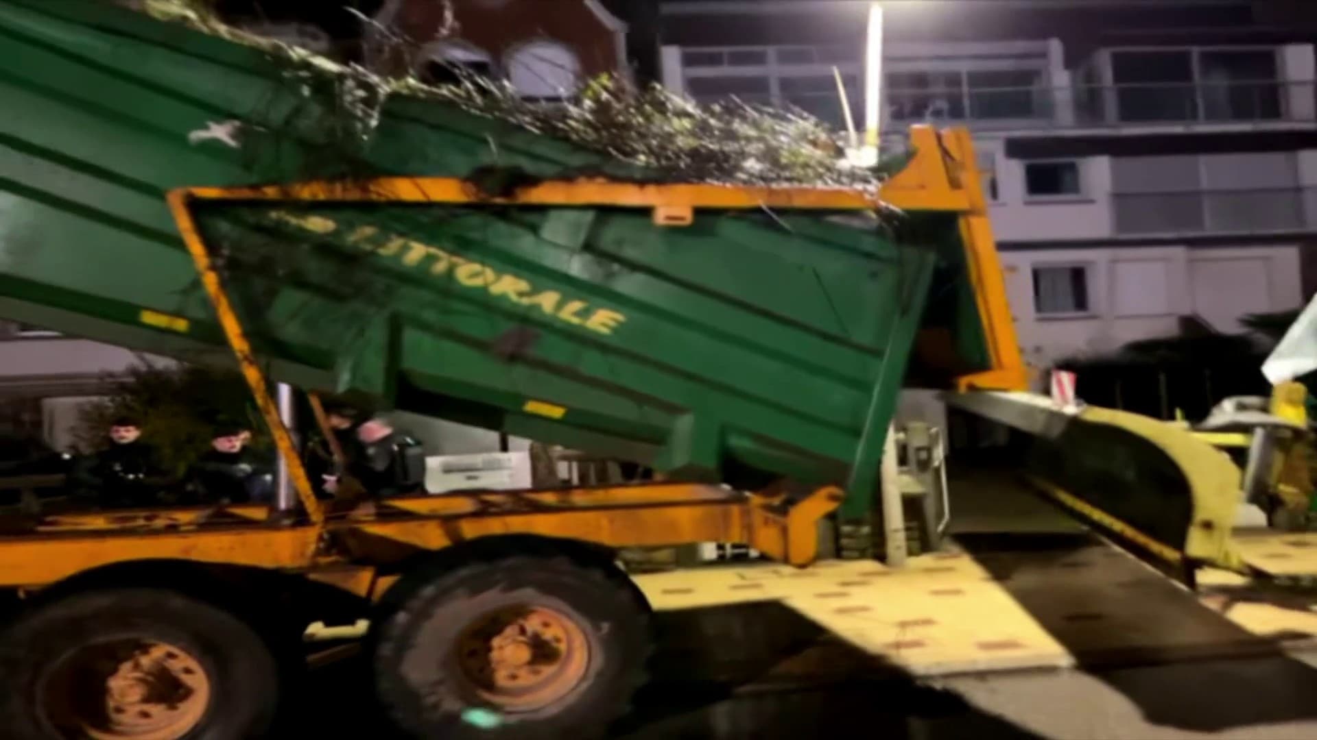 Des agriculteurs rassemblés devant la villa Macron au Touquet