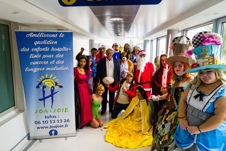 Groupe de héros en visite au service pédiatrique de Perpignan