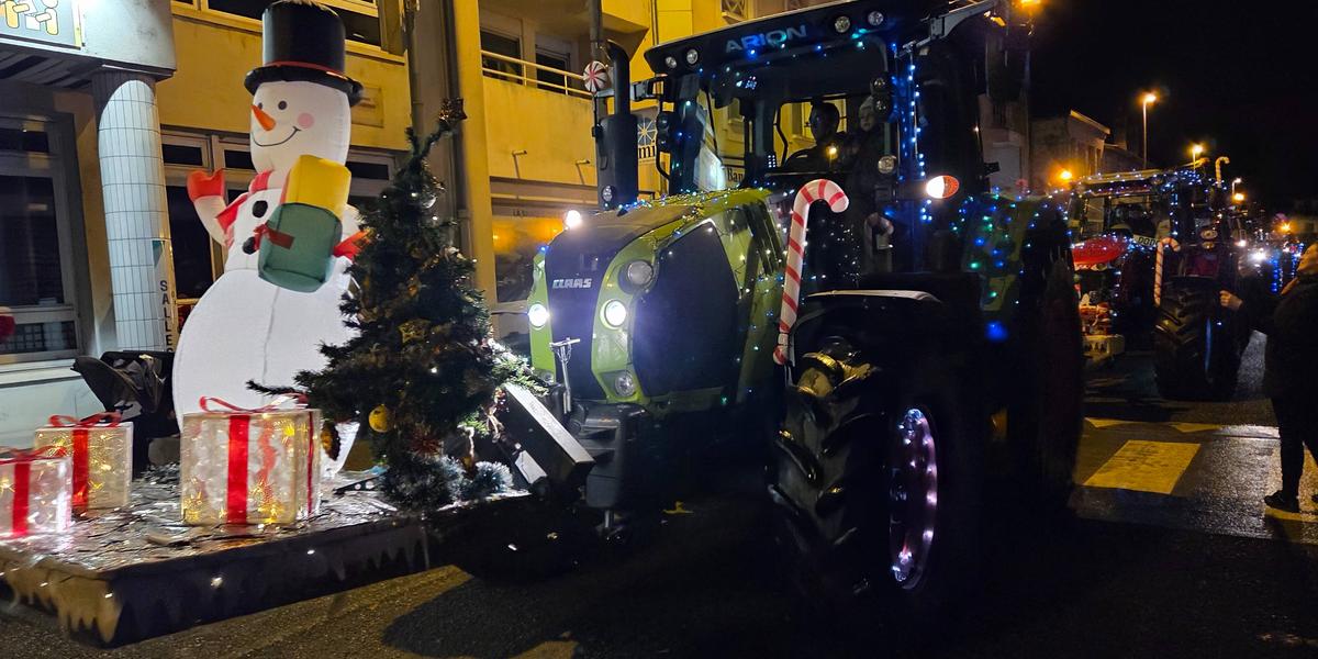 Tracteurs illuminés lors du Noël des Agris à Oloron-Sainte-Marie