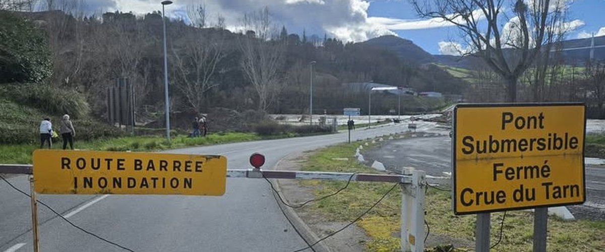 Vue d’un cours d’eau en crue près de Millau