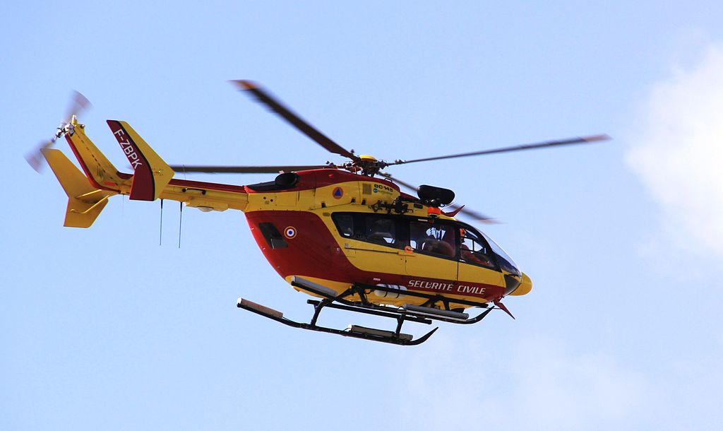 Hélicoptère sanitaire évacuant un blessé