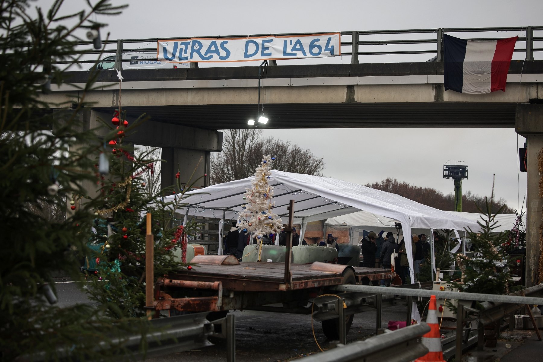 Barrages agricoles sur l'A64 et ambiance festive sur le site