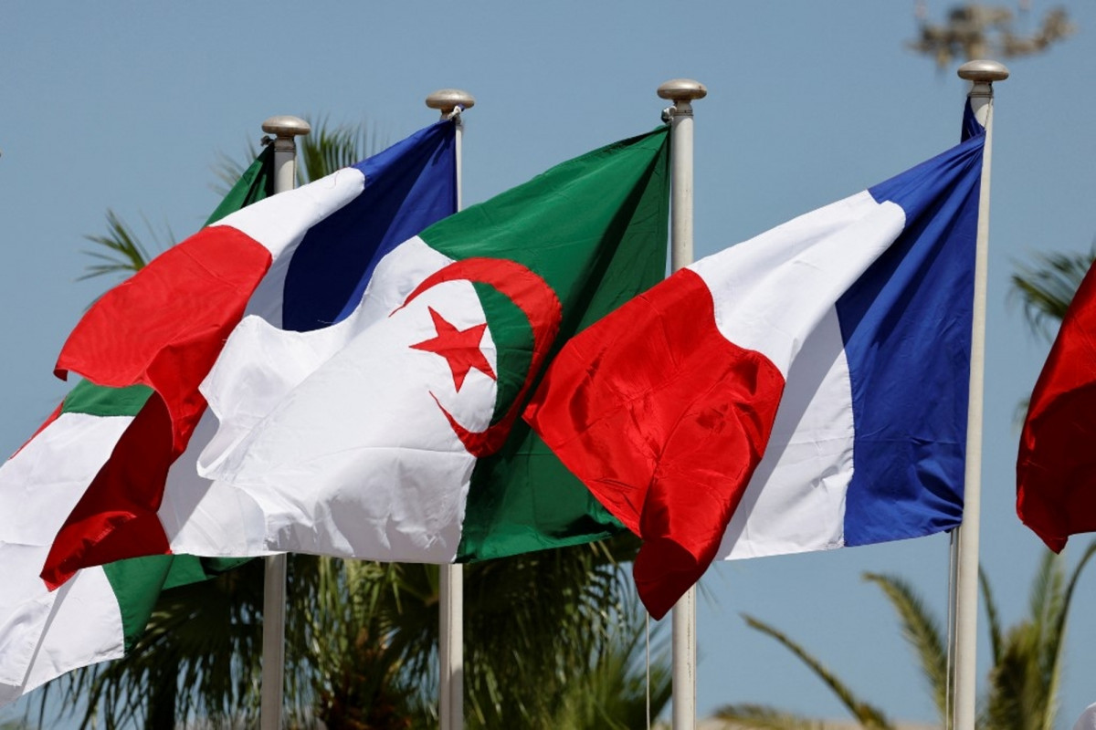 Drapeaux de la France et de l'Algérie illustration