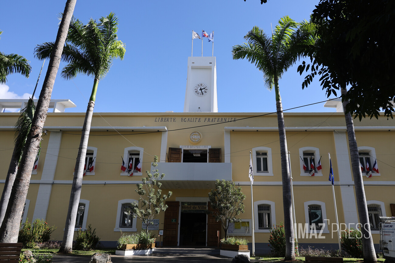 Vue générale d'une mairie pendant les fêtes