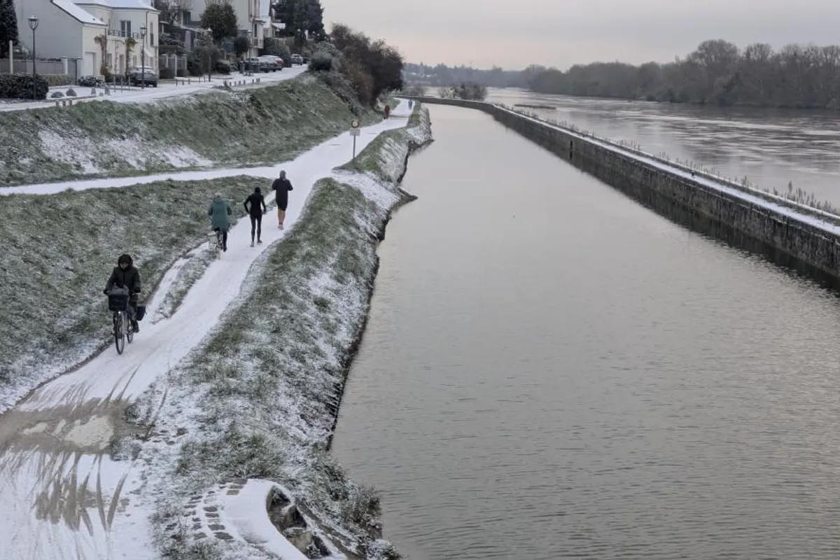 Route enneigée dans le Loiret