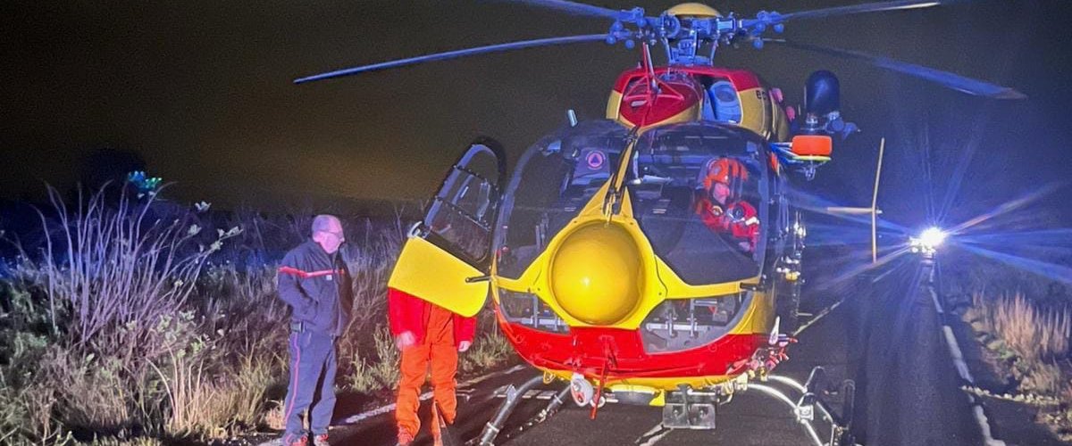 Hélicoptère Dragon 34 hélitreuillant une femme enceinte