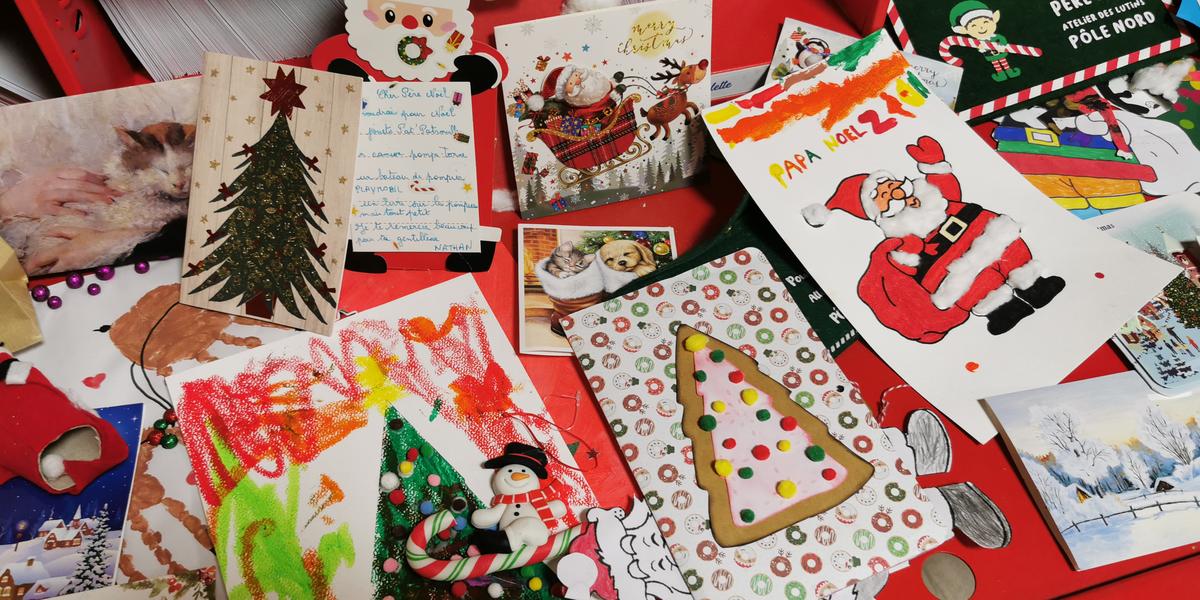 Enfants remettant leurs lettres au Père Noël