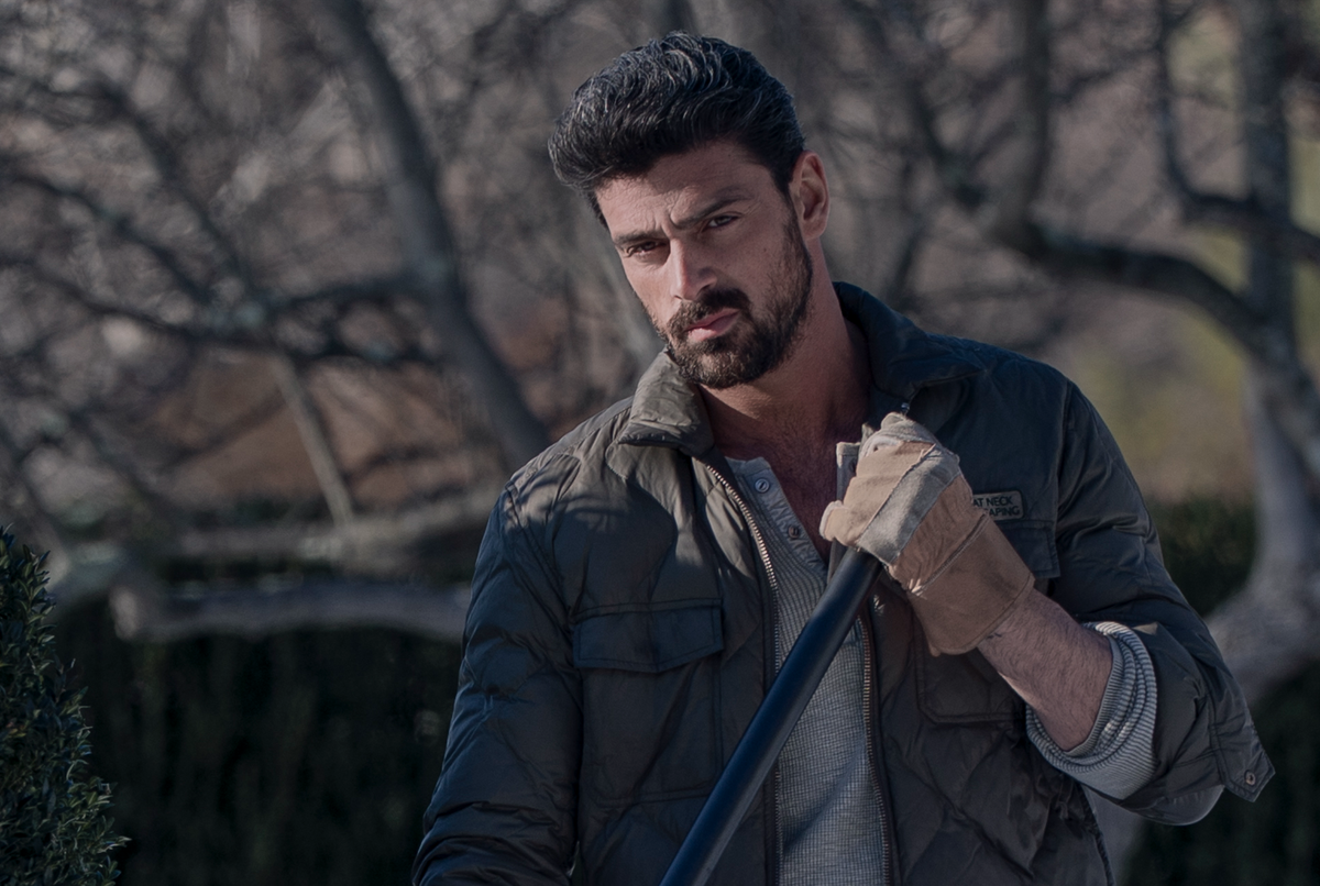 Michele Morrone en Enzo dans La Femme de ménage