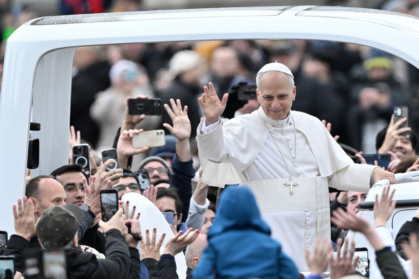 Le pape Léon XIV dans la papamobile, au Vatican, le 25 décembre 2025.