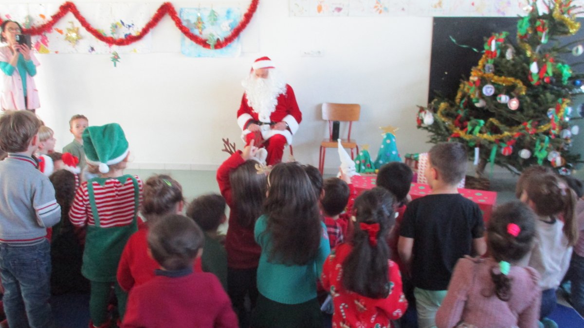 Père Noël en visite à la maternelle avec les enfants