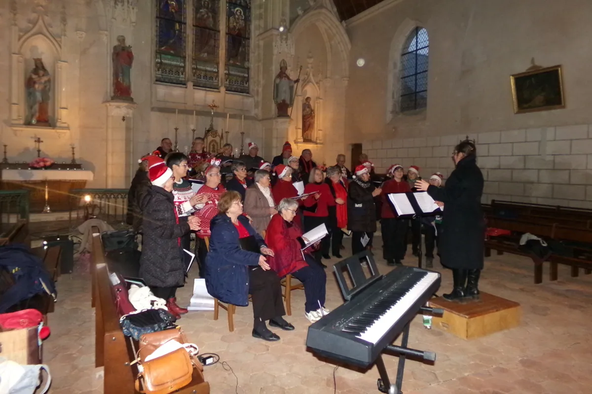 Chorale en concert de Noël dans une église