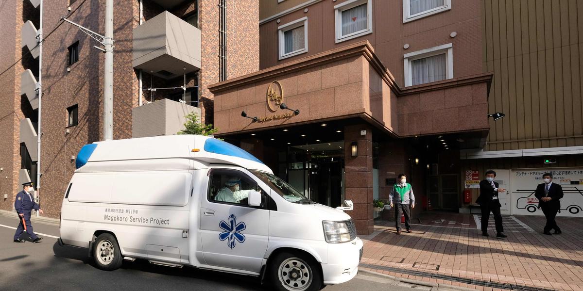 Vue d'une intervention d'urgence près d'une usine