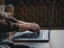 Les personnes de plus de 65 ans passent de plus en plus de temps devant leurs écrans.