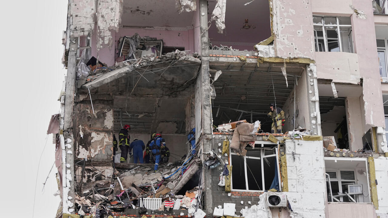 Incendie dans un immeuble à Kiev après une attaque