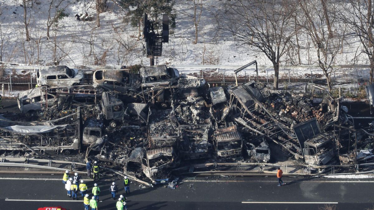 Vue d'un carambolage sur une autoroute au Japon