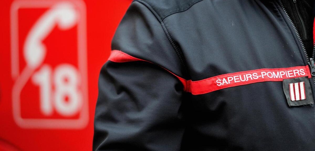 Pompiers intervenant après un accident sur la RN202 à Annot