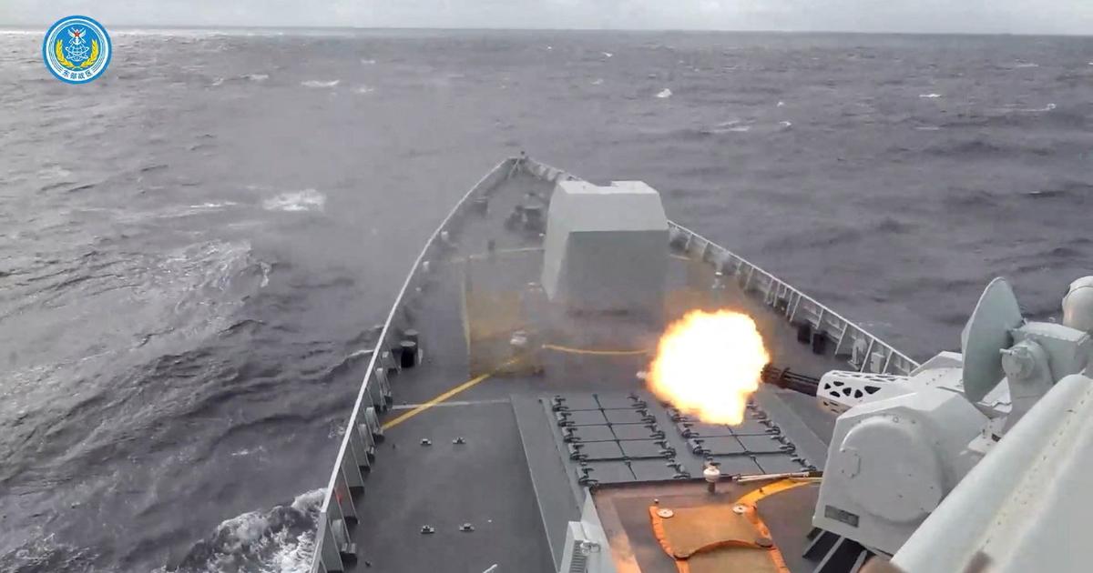 Garde-côte taïwanais observant un navire chinois au large de Taïwan