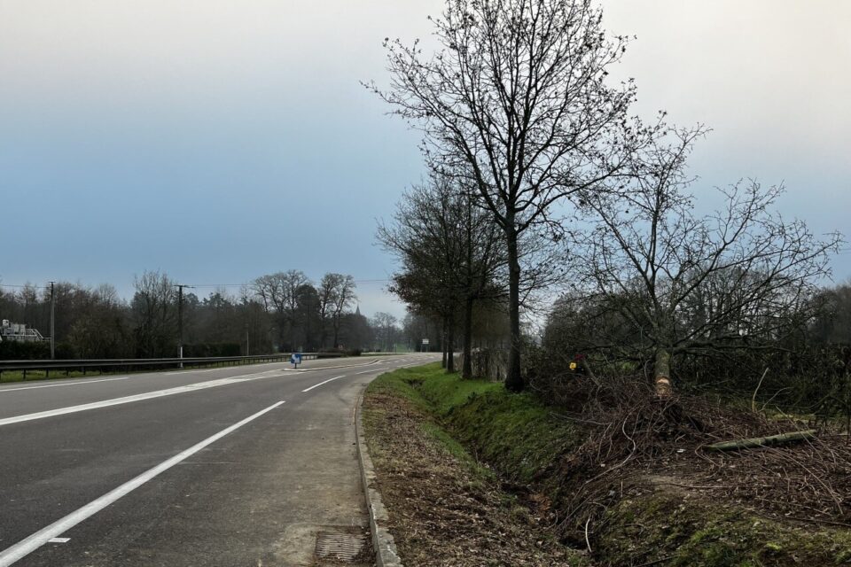 Extérieur véhicule accidenté près d